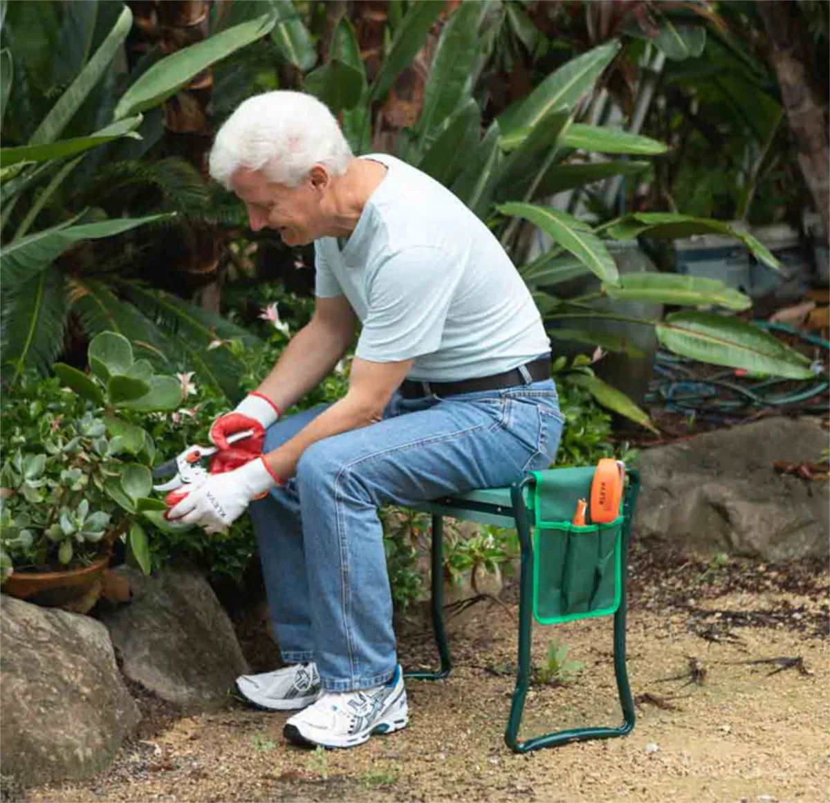 Pavel Král - Velmi použitelný klečák na práci na zahradě pro všechny, kteří mají potíže se skláněním. Lze ho použít i jako praktickou lavičku. Je kvalitně a pevně zpracovaný.