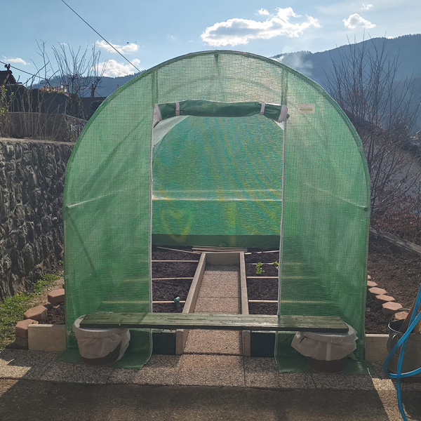 Jana Marečková - Skleník je velmi kvalitní a výhodný. Jsem s nákupem velmi spokojená.